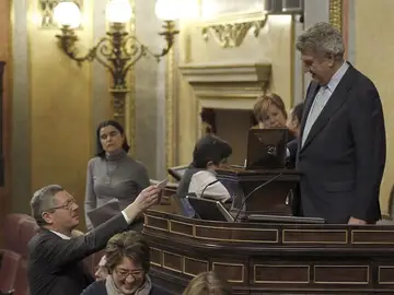 Gallardón entrega su voto a Posadas. Gallardón entrega su voto a Posadas.