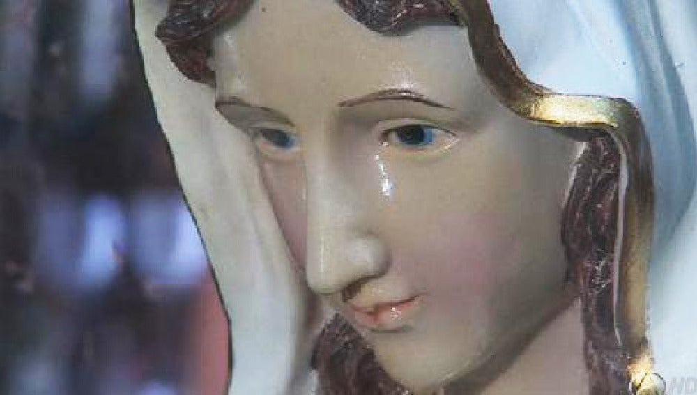 una escultura de la virgen llora aceite