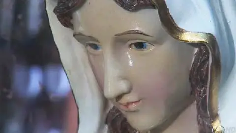 una escultura de la virgen llora aceite una escultura de la virgen llora aceite