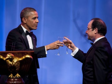 Obama y Hollande brindan en la cena de gala