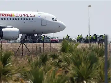 Avión de Iberia Express en la pista de un aeropuerto Avión de Iberia Express en la pista de un aeropuerto