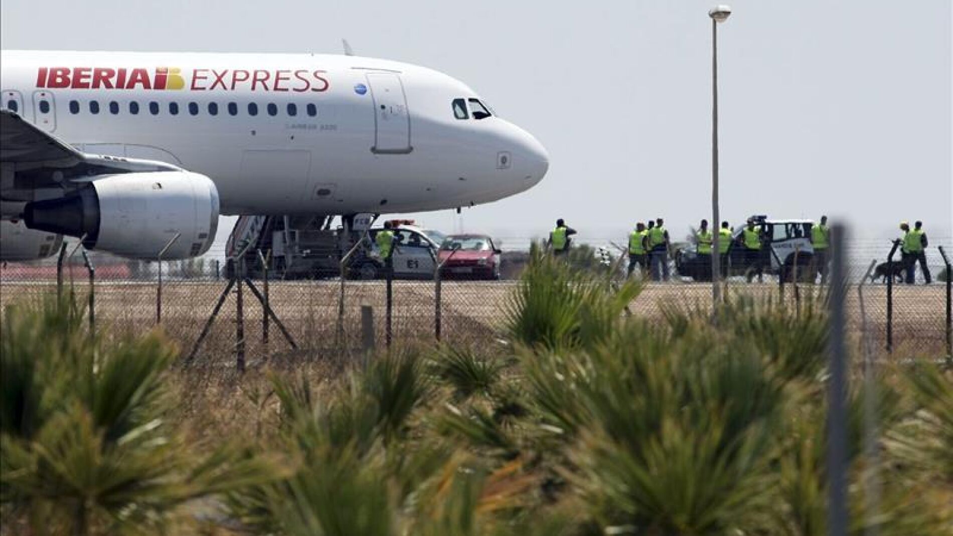 Avi&oacute;n de Iberia Express en la pista de un aeropuerto