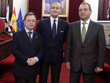 Arsenio Fernández de Mesa (c), con el presidente de Ceuta, Juan Jesús Vivas (i). Arsenio Fernández de Mesa (c), con el presidente de Ceuta, Juan Jesús Vivas (i).