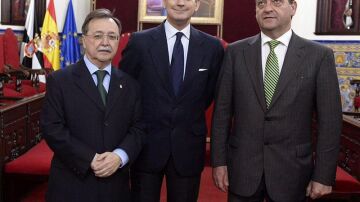 Arsenio Fernández de Mesa (c), con el presidente de Ceuta, Juan Jesús Vivas (i). 