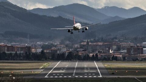 Un avi&oacute;n en el momento del aterrizaje