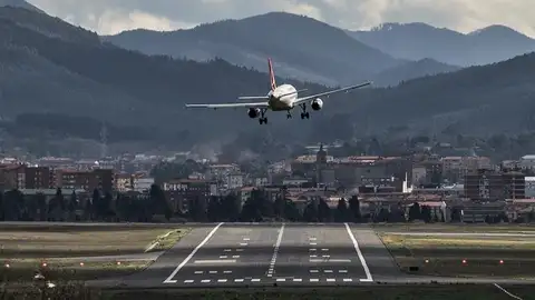 Un avión en el momento del aterrizaje Un avión en el momento del aterrizaje