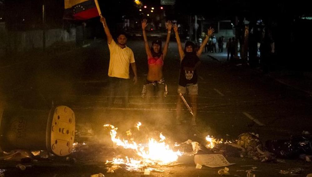 Cientos de jóvenes cortan las autovías de Venezuela