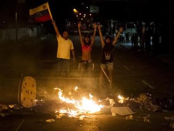 Cientos de jóvenes cortan las autovías de Venezuela