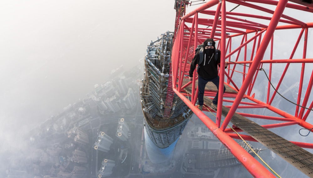 Dos rusos escalan a mano la Torre Shanghái en China