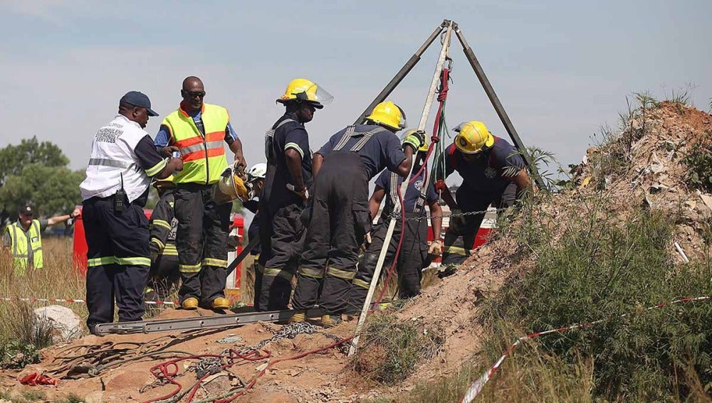 Los servicios de rescate de los mineros atrapados en Johannesburgo, Sudáfrica