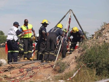 Los servicios de rescate de los mineros atrapados en Johannesburgo, Sudáfrica