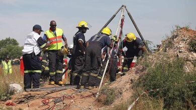 Comienza el rescate de 200 mineros atrapados en Sudáfrica