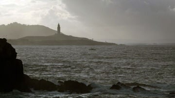 El mar de A Coruña con la Torre de Hércules al fondo