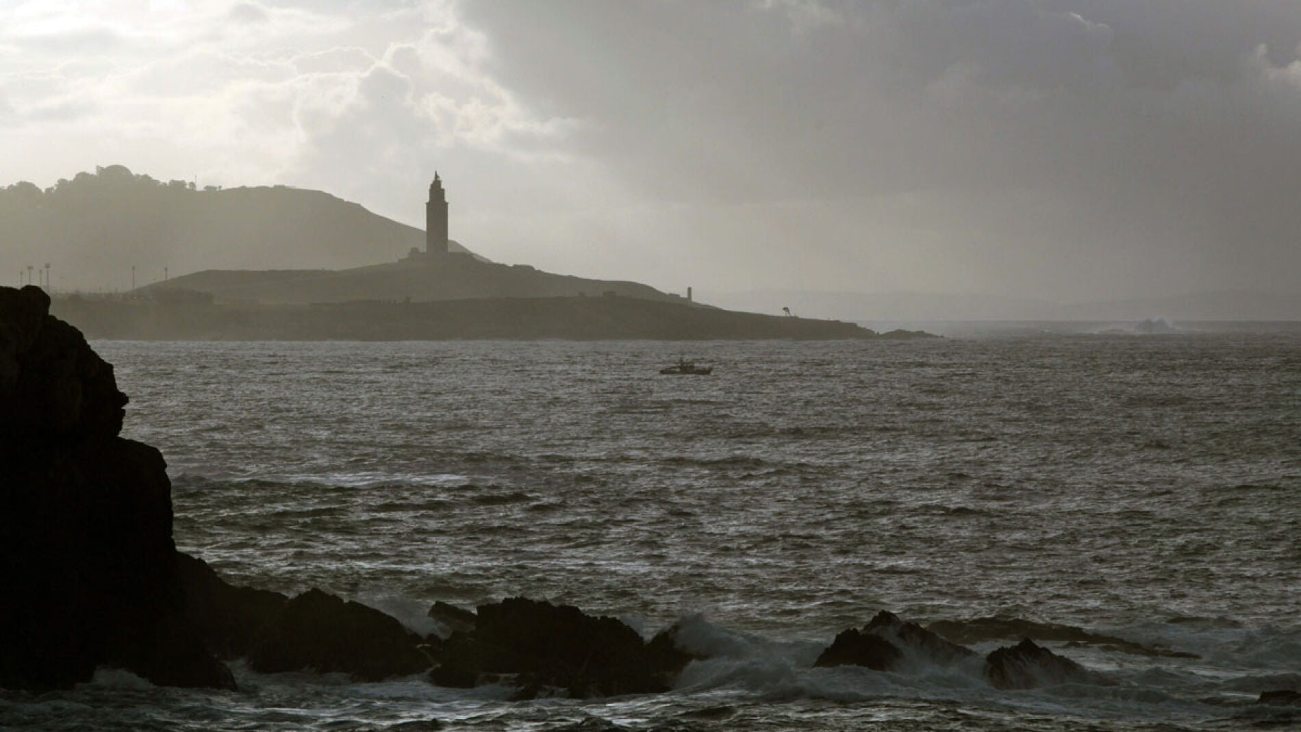 El mar de A Coru&ntilde;a con la Torre de H&eacute;rcules al fondo