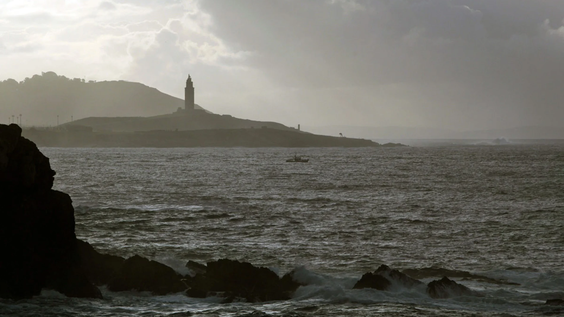 El mar de A Coruña con la Torre de Hércules al fondo El mar de A Coruña con la Torre de Hércules al fondo