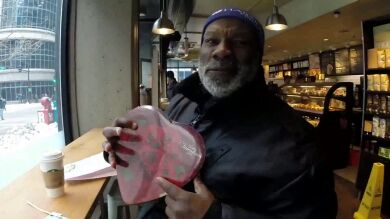Un joven sin plan para San Valentín pasa el día regalando bombones a los vagabundos de Chicago