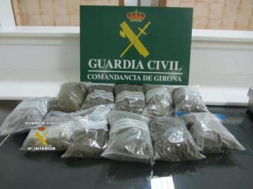 La Guardia Civil apresa a dos personas que intentaban traficar 2.8 kilos de marihuana a Francia
