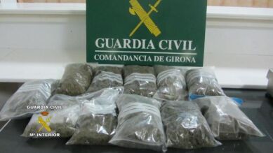 La Guardia Civil detiene a dos personas que intentaban traficar marihuana a Francia