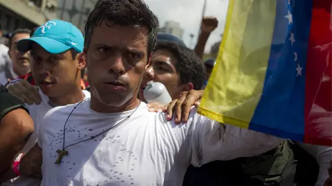 Leopoldo López se entrega a la Guardia Nacional venezolana en una plaza caraqueña Leopoldo López se entrega a la Guardia Nacional venezolana en una plaza caraqueña