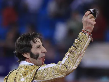 Padilla sufre una aparatosa cogida Padilla sufre una aparatosa cogida
