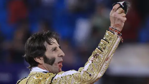 Padilla sufre una aparatosa cogida Padilla sufre una aparatosa cogida