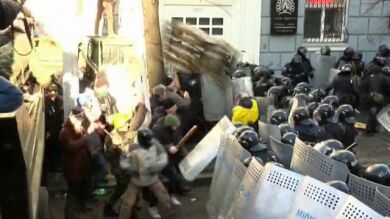 Los enfrentamientos entre manifestantes y Policía en Kiev dejan al menos un herido