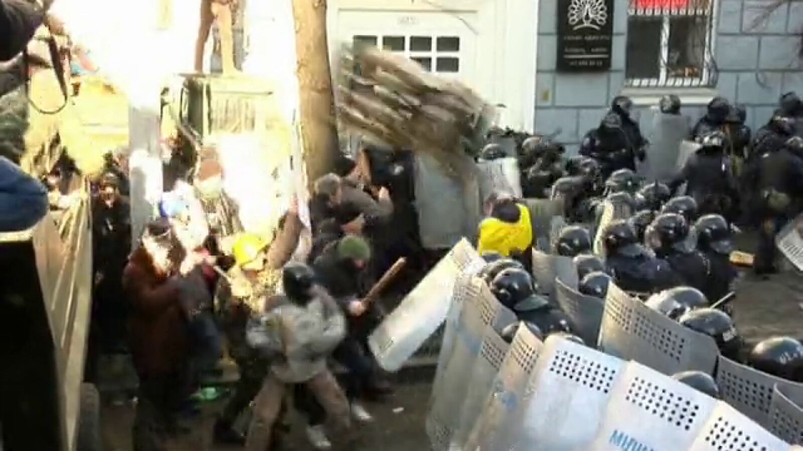 Los enfrentamientos entre manifestantes y Policía en Kiev dejan al menos un herido