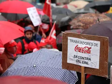 Trabajadores de Coca-Cola protestan frente al Ayuntamiento de Fuenlabrada Trabajadores de Coca-Cola protestan frente al Ayuntamiento de Fuenlabrada