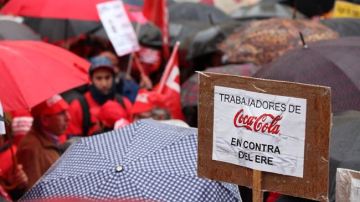 Trabajadores de Coca-Cola protestan frente al Ayuntamiento de Fuenlabrada