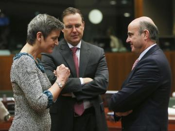 Los ministros de Economía Margrethe Vestager, Anders Borg y Luis de Guindos, conversan en Bruselas.