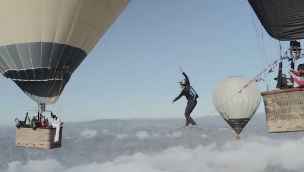 Dos especialistas caminan por la cuerda floja entre dos globos aerostáticos