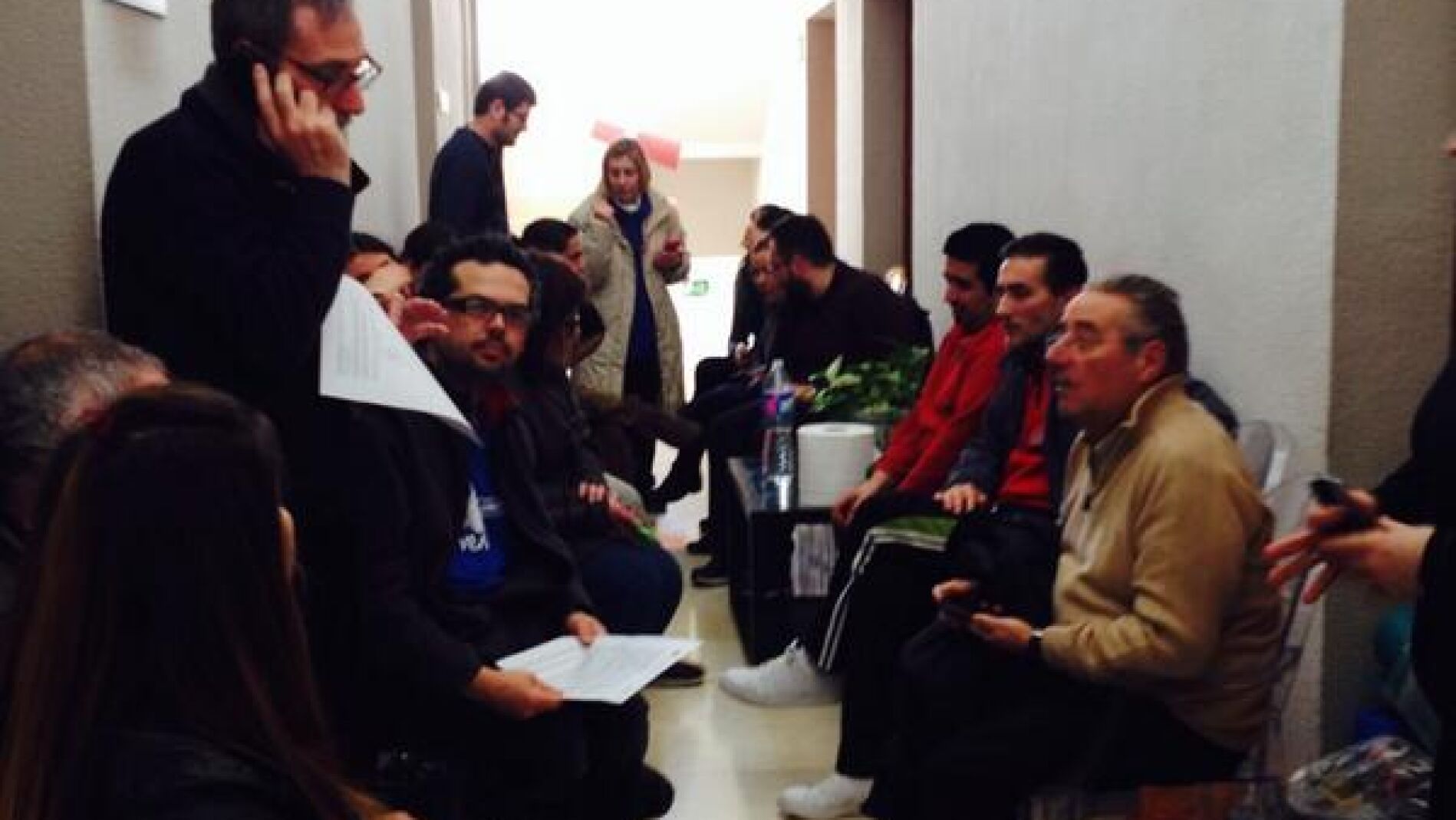 Los vecinos encerrados debatiendo sobre la propuesta de pleno extraordinario