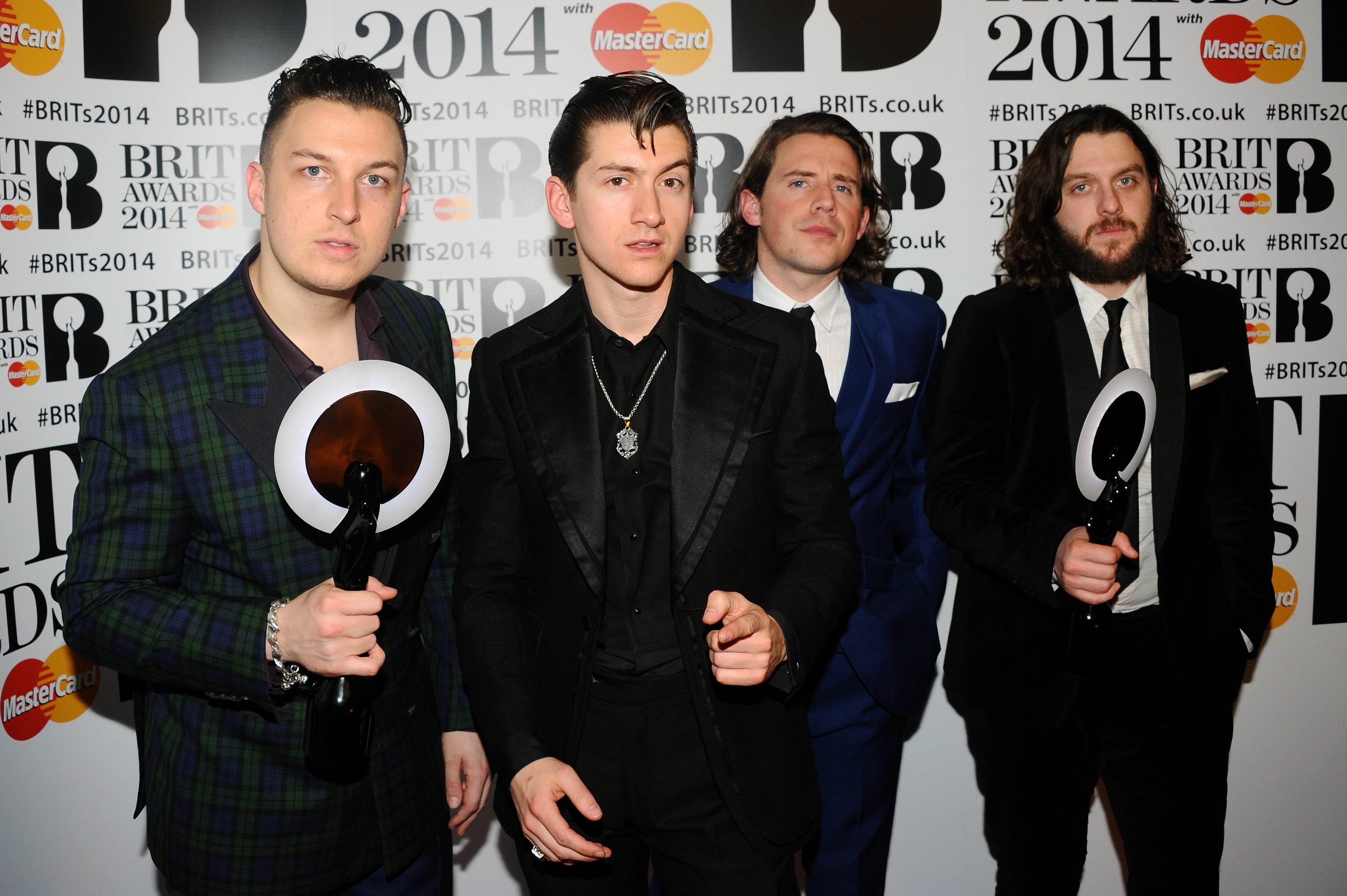 Arctic Monkeys arrasan en los Brit Awards ganando los premios a mejor grupo  y disco del año