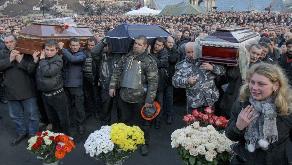 Decenas de asistentes a los funerales de los manifestantes ucranianos