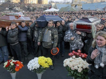 Decenas de asistentes a los funerales de los manifestantes ucranianos