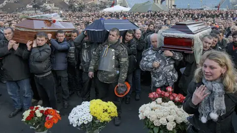 Decenas de asistentes a los funerales de los manifestantes ucranianos Decenas de asistentes a los funerales de los manifestantes ucranianos