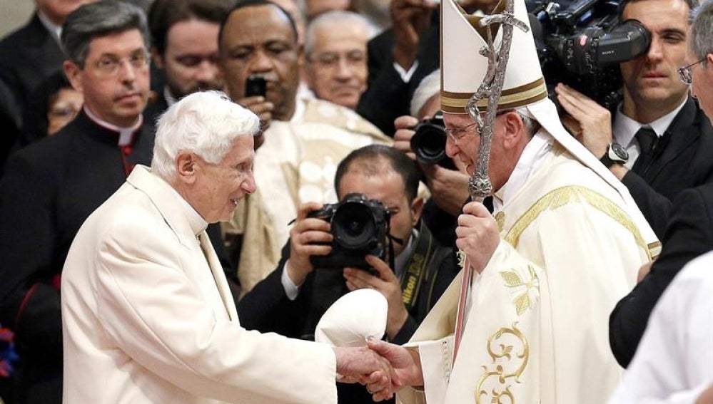  El papa Francisco y el papa emérito Benedicto XVI.