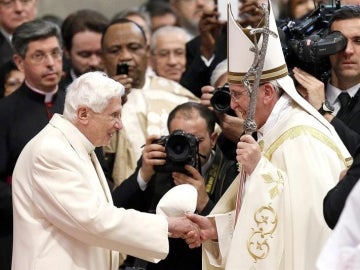  El papa Francisco y el papa emérito Benedicto XVI.
