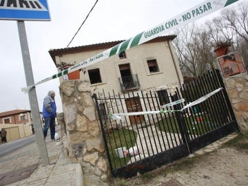 Un vecino contempla el estado de la vivienda en Burgos. Un vecino contempla el estado de la vivienda en Burgos.