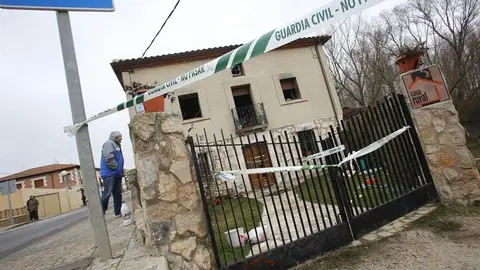 Un vecino contempla el estado de la vivienda en Burgos. Un vecino contempla el estado de la vivienda en Burgos.