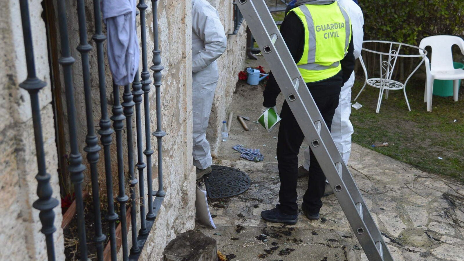 Seis muertos y cinco heridos al arder una casa rural en Tordómar, en Burgos