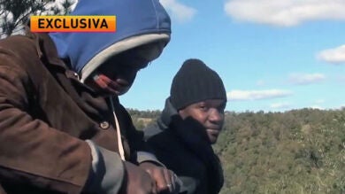 Un inmigrante subsahariano, ante la valla de Melilla: 