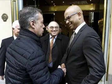 Iñigo Urkullo conversa con los miembros de la Comisión Internacional de Verificación. Iñigo Urkullo conversa con los miembros de la Comisión Internacional de Verificación.