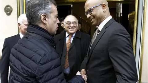 Iñigo Urkullo conversa con los miembros de la Comisión Internacional de Verificación. Iñigo Urkullo conversa con los miembros de la Comisión Internacional de Verificación.