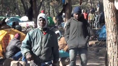 Cientos de inmigrantes malviven en un campamento a la espera de saltar la valla