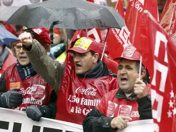 Los trabajadores de Coca-Cola durante una manifiestación en Madrid Los trabajadores de Coca-Cola durante una manifiestación en Madrid