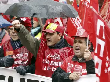 Los trabajadores de Coca-Cola durante una manifiestación en Madrid Los trabajadores de Coca-Cola durante una manifiestación en Madrid