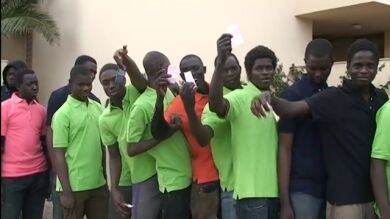 Un centenar de inmigrantes entra en Melilla tras un nuevo asalto 