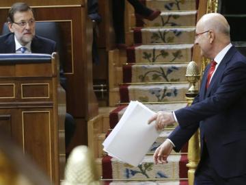 El líder de CiU, Josep Antoni Duran i Lleida, baja del estrado ante Mariano Rajoy