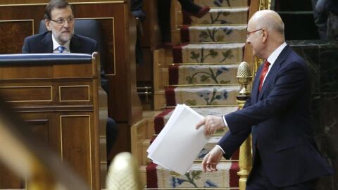 El l&iacute;der de CiU, Josep Antoni Duran i Lleida, baja del estrado ante Mariano Rajoy